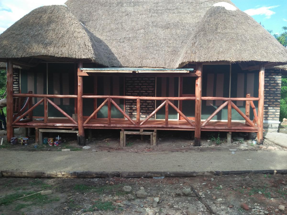 Irungu Forest Safari Lodge Katunguru Exterior photo