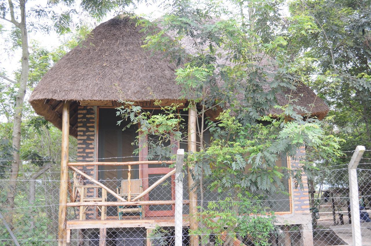 Irungu Forest Safari Lodge Katunguru Exterior photo