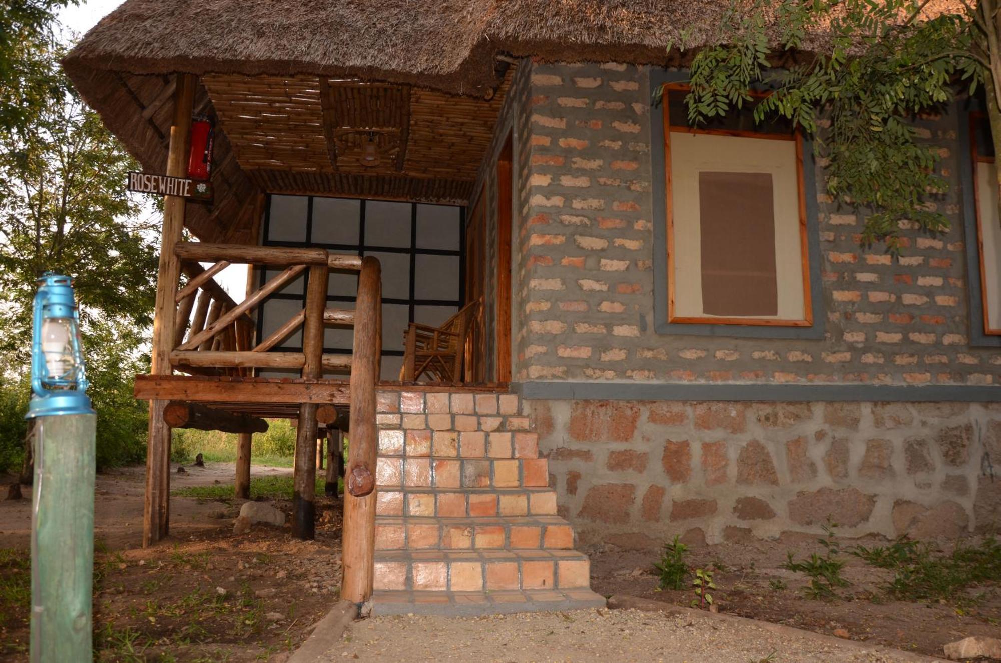 Irungu Forest Safari Lodge Katunguru Exterior photo