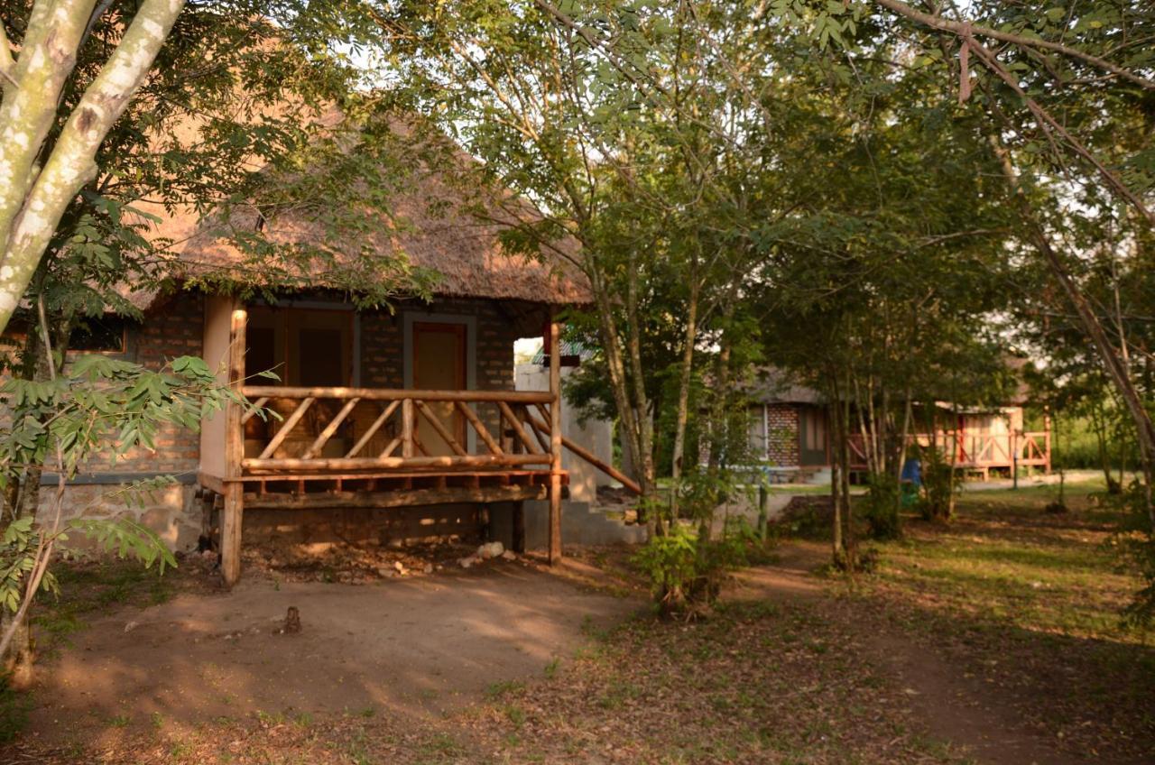 Irungu Forest Safari Lodge Katunguru Exterior photo