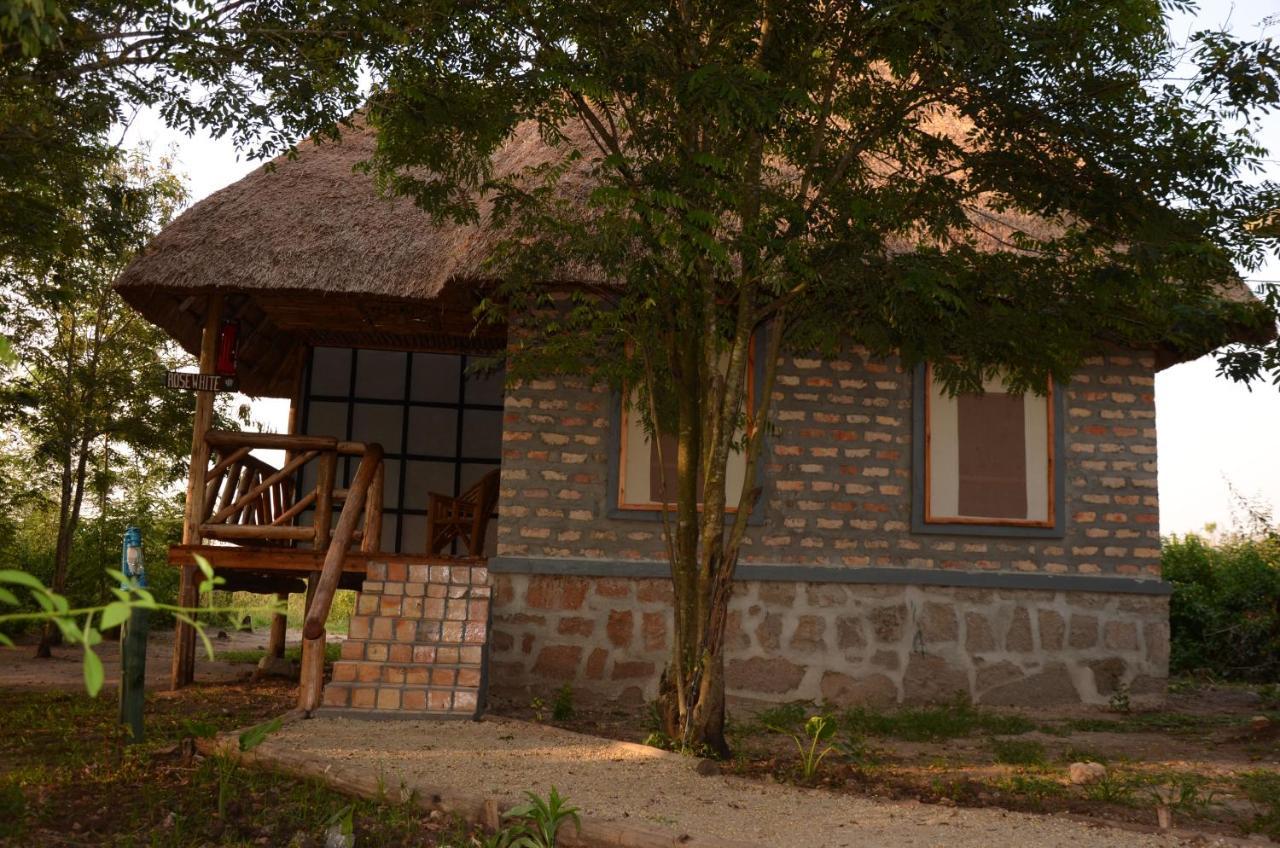 Irungu Forest Safari Lodge Katunguru Exterior photo