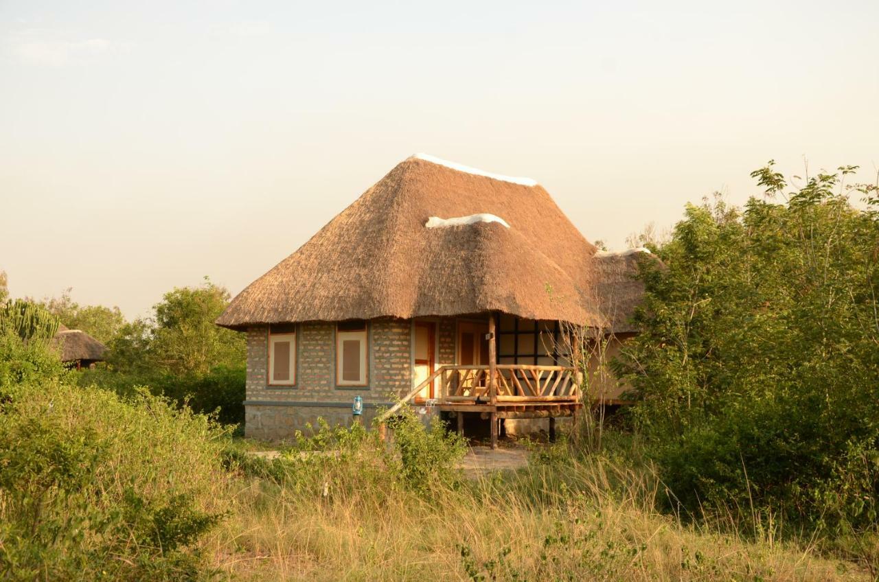 Irungu Forest Safari Lodge Katunguru Exterior photo