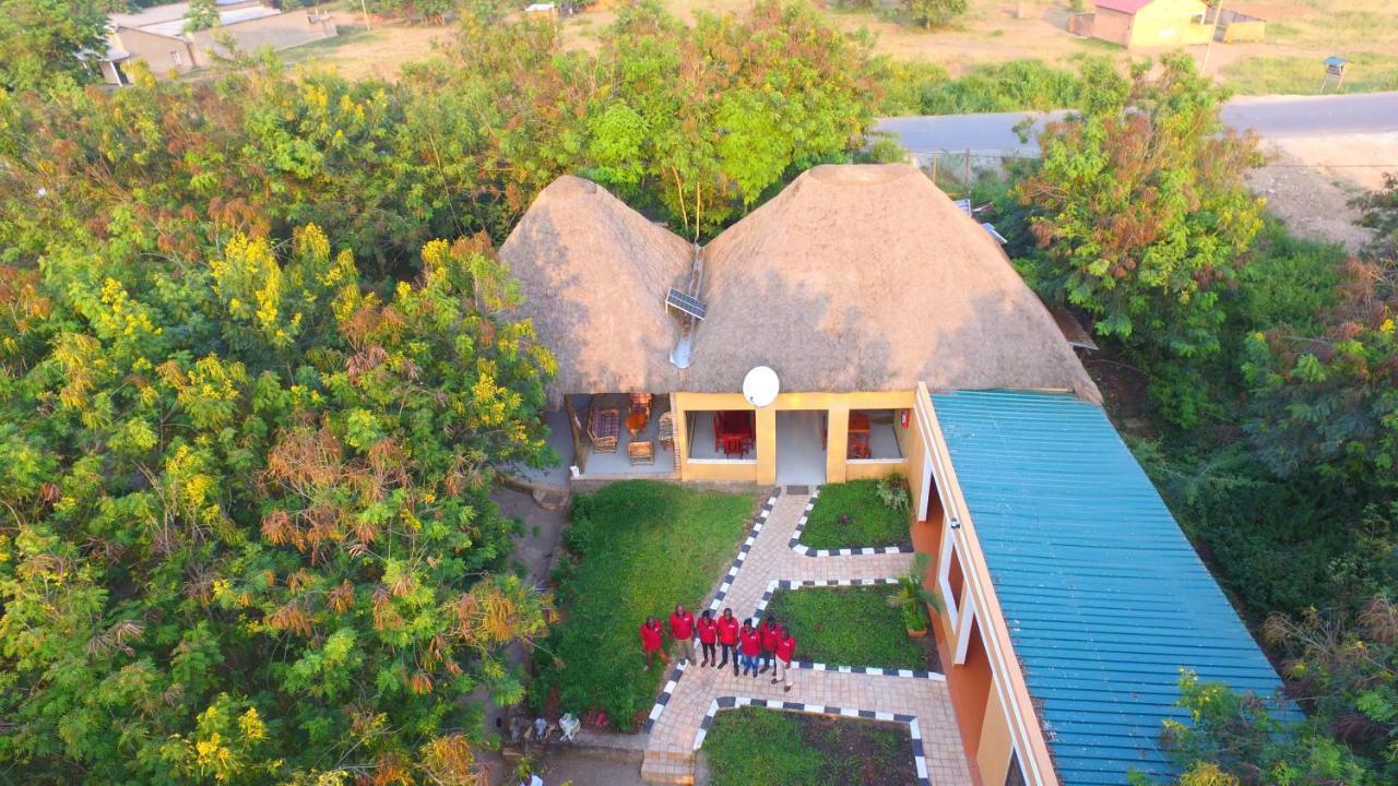 Irungu Forest Safari Lodge Katunguru Exterior photo